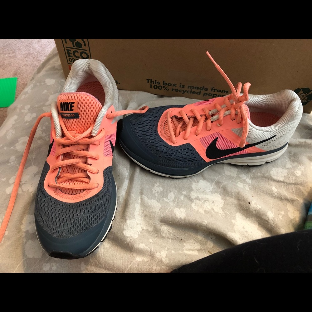 Women’s Nike Pegasus 30 tennis shoes